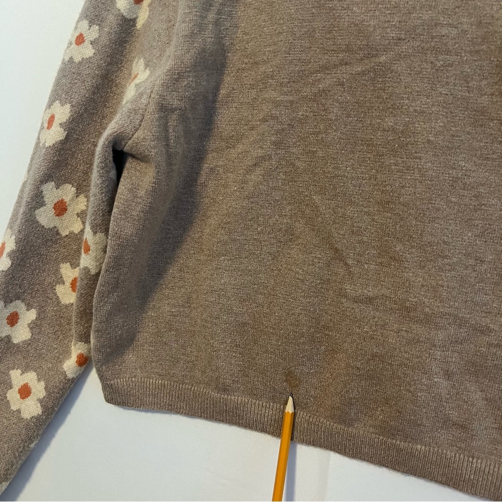 Papaya Women’s Cardigan  V Neck Buttons Crop Sweater Beige Medium Size Flowers - Picture 10 of 11